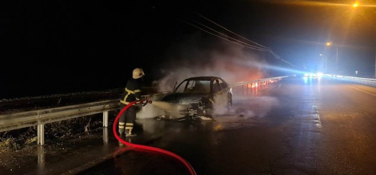 Alevlere teslim olan otomobil küle döndü