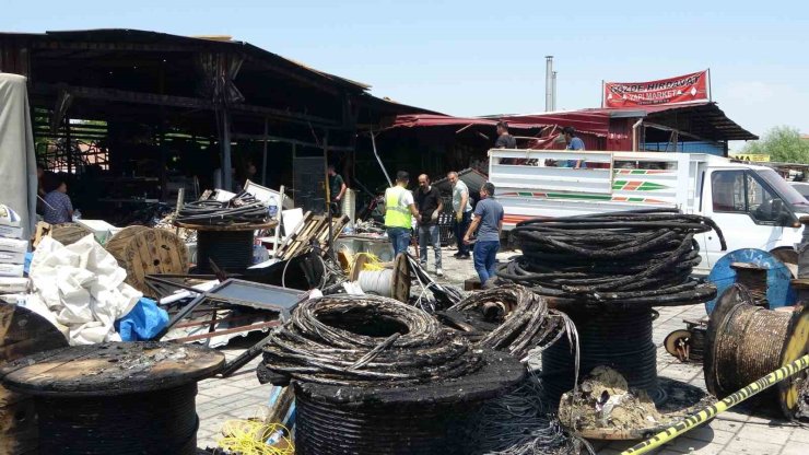 Malatya’da yangının vurduğu esnaf geriye kalan sağlam mallarını kurtarmaya çalışıyor