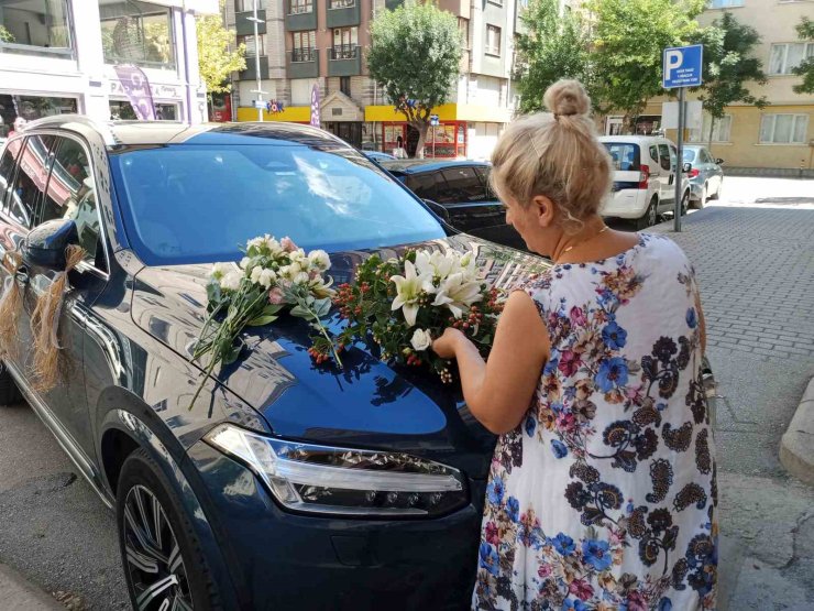 Düğün sezonuyla birlikte çiçekçilerde ‘gelin arabası’ yoğunluğu başladı