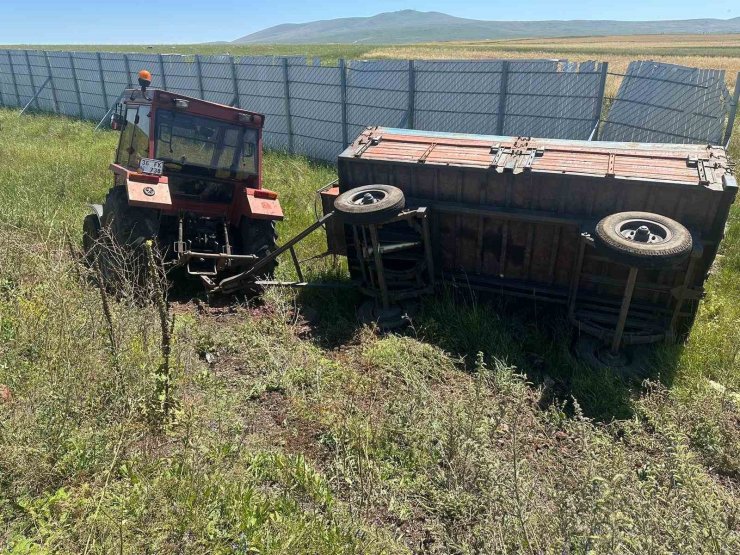 Kars’ta traktör römorku devrildi: 1 yaralı