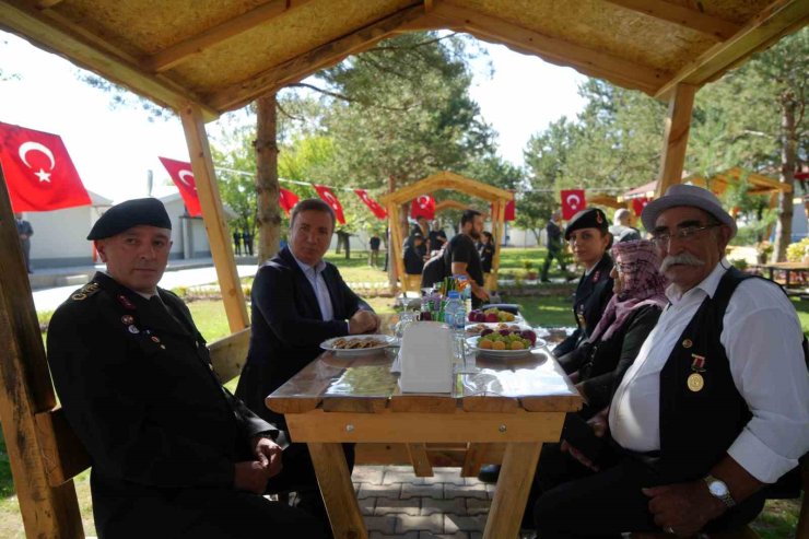 Erzincan’da gözyaşlarını tutamayan şehit aileleri duygu dolu anlar yaşattı