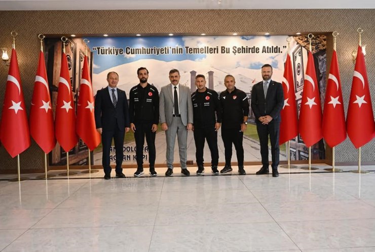 Sabri Sarıoğlu’ndan Vali Çiftçi’ye milli takım forması