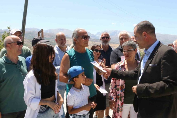 Sağlık ekipleri köylerde keneye karşı vatandaşları bilgilendiriyor