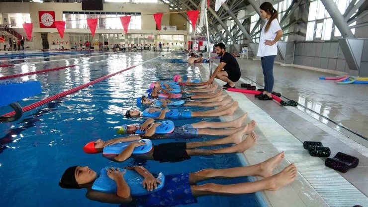 Van’da "Yüzme Bilmeyen Kalmasın" projesiyle 56 bin kişi yüzme öğrendi