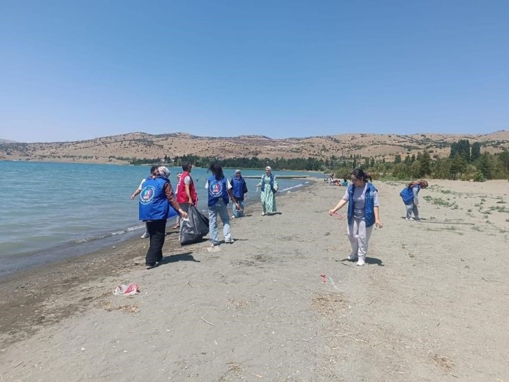 Elazığ’da gençler Hazar gölünde çevre temizliği yaptı