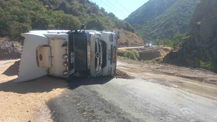 Tunceli’de, buğday yüklü tır devrildi