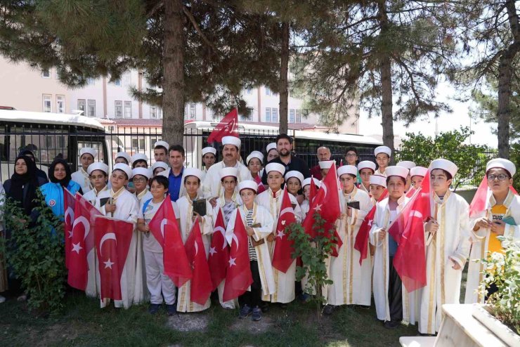 Hafız çocuklar, şehitlerin kabirleri başında Kur’an-ı Kerim okudu