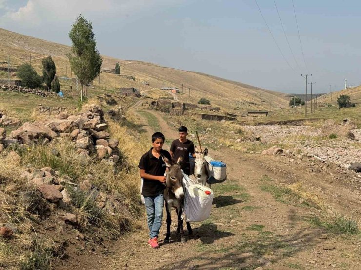 Iğdırlı çocukların eşekle su taşıma çilesi