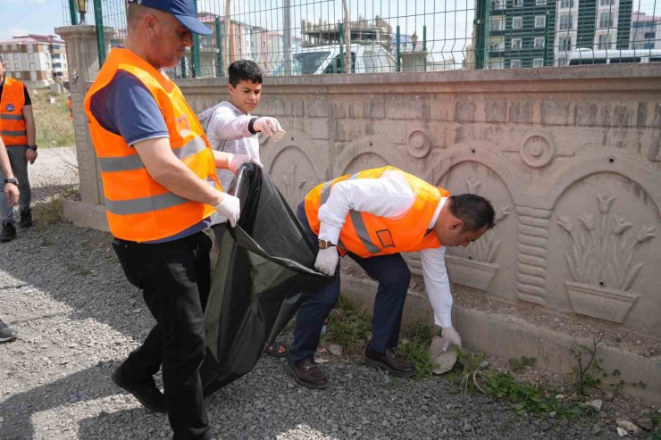 Kars Belediye Başkanı Senger, çevre temizliğine katıldı