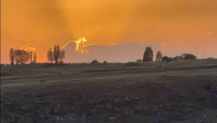 Kars’ta gökyüzü kızardı, görenler büyülendi