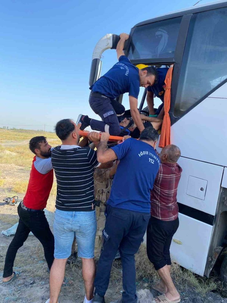 Gürcistan plakalı otobüs Iğdır’da şarampole yuvarlandı: 2 yaralı