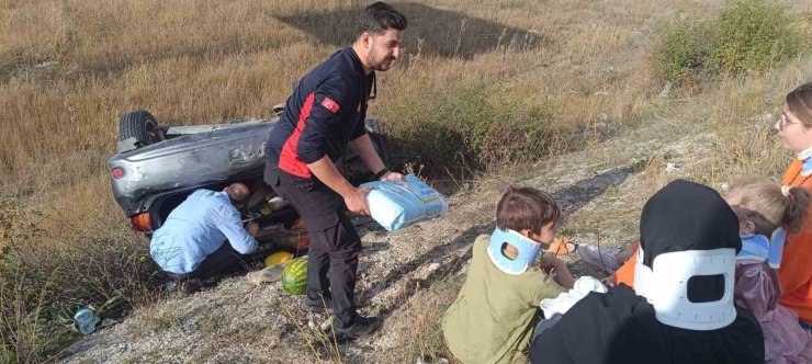 Erzincan’da otomobil şarampole uçtu: 6 yaralı