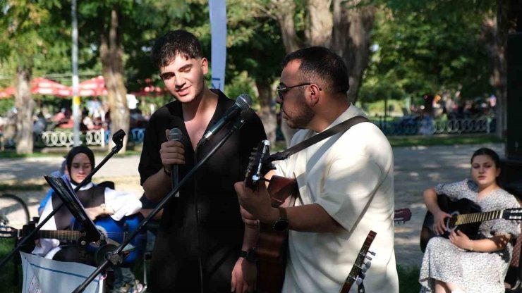 Tatvan Gençlik Merkezi’nin gitar kursu öğrencilerinden sahilde konser