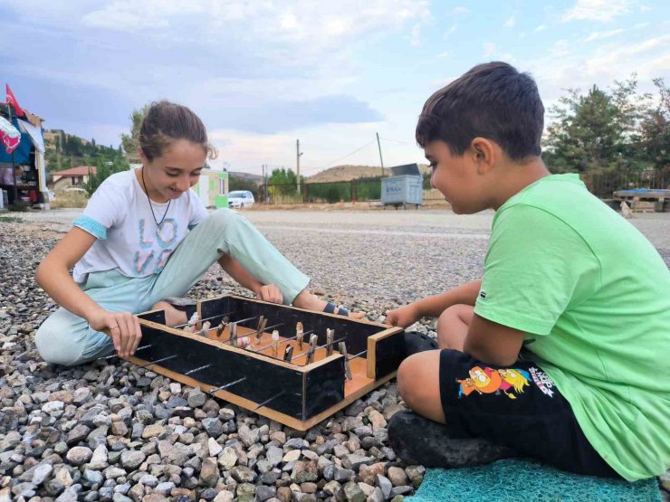 Çamaşır mandalı ile şişten yaptıkları langırt en büyük eğlenceleri oldu