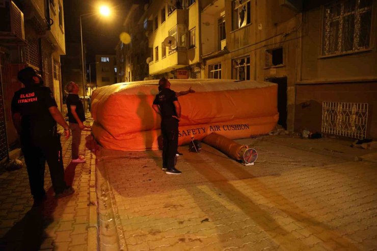 Çatıya çıkıp atlamak istedi, polis ikna etti