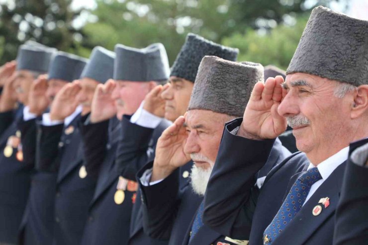 Kahramanlarla birlikte yürüdüler