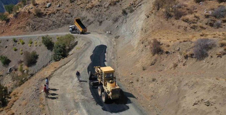 Pütürge ilçesinde yol iyileştirme çalışmaları sürüyor