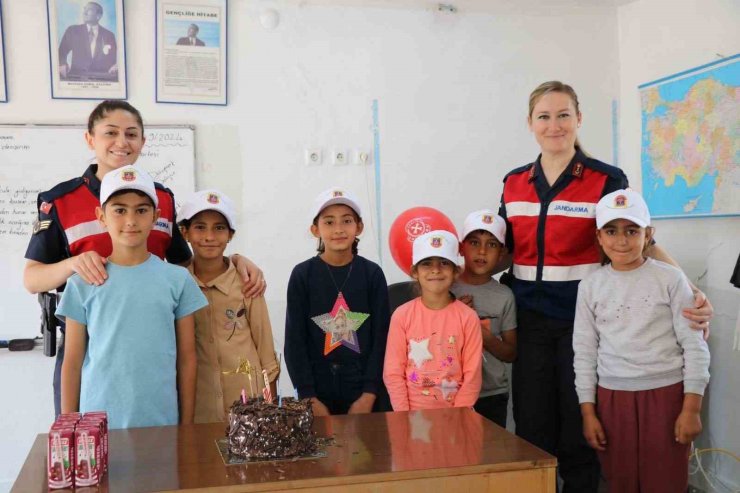 Jandarma ekipleri öğrencilerle bir araya geldi