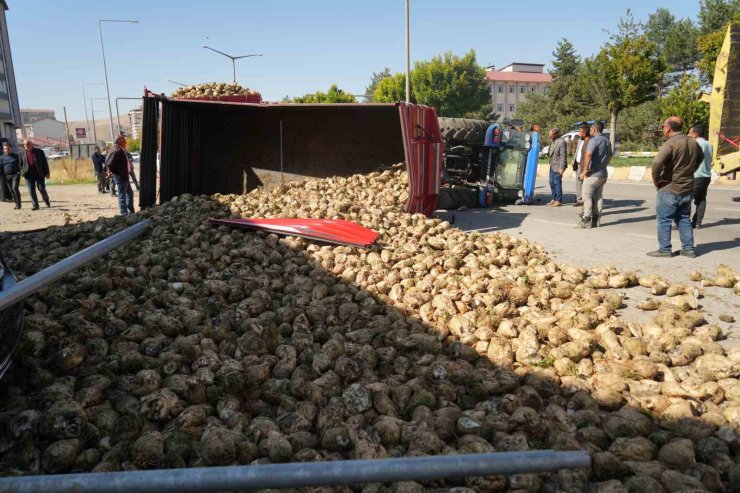 Muş’ta şeker pancarı yüklü traktör devrildi