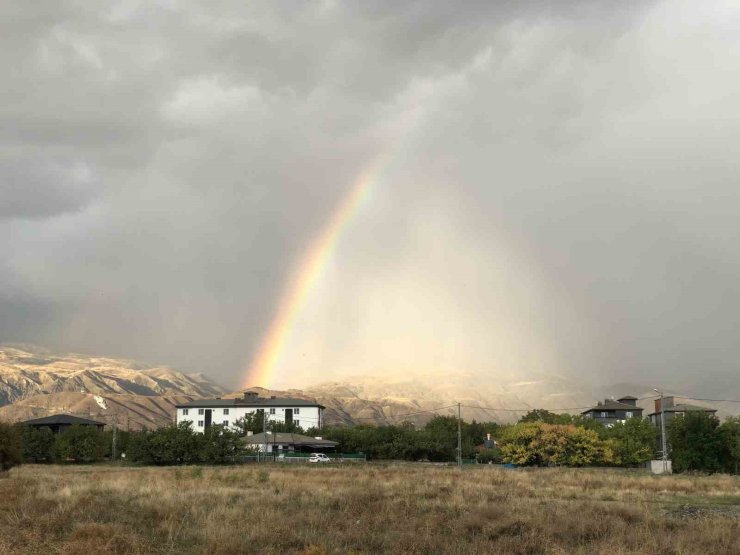 Erzincan yağmura teslim oldu, ardından oluşan gökkuşağı görenleri hayran bıraktı