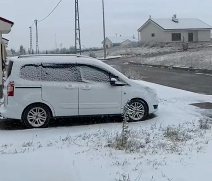 Başkale’de kar yağdı, araçlar yolda kaldı