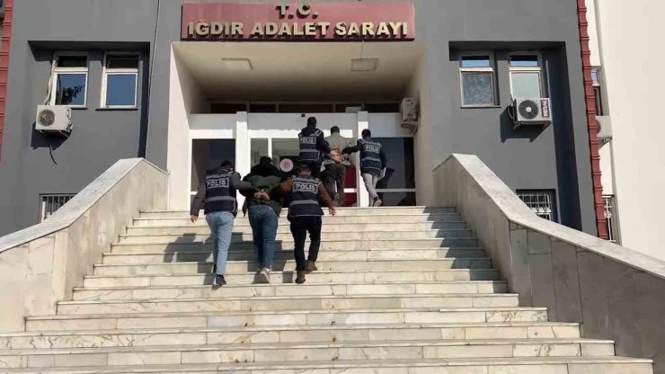 Iğdır’da saygı duruşuna uymayan ve İstiklal Marşı’nda ayağa kalkmayan iki kişi gözaltına alındı