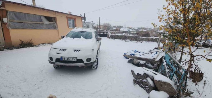 Köylüler güne kar yağışıyla uyandı