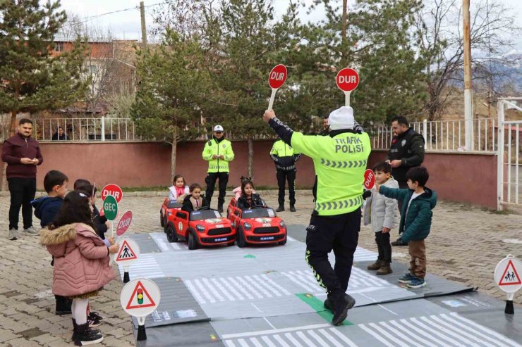 Oltu’da öğrenciler, yapay pistte trafik kurallarını öğrendi