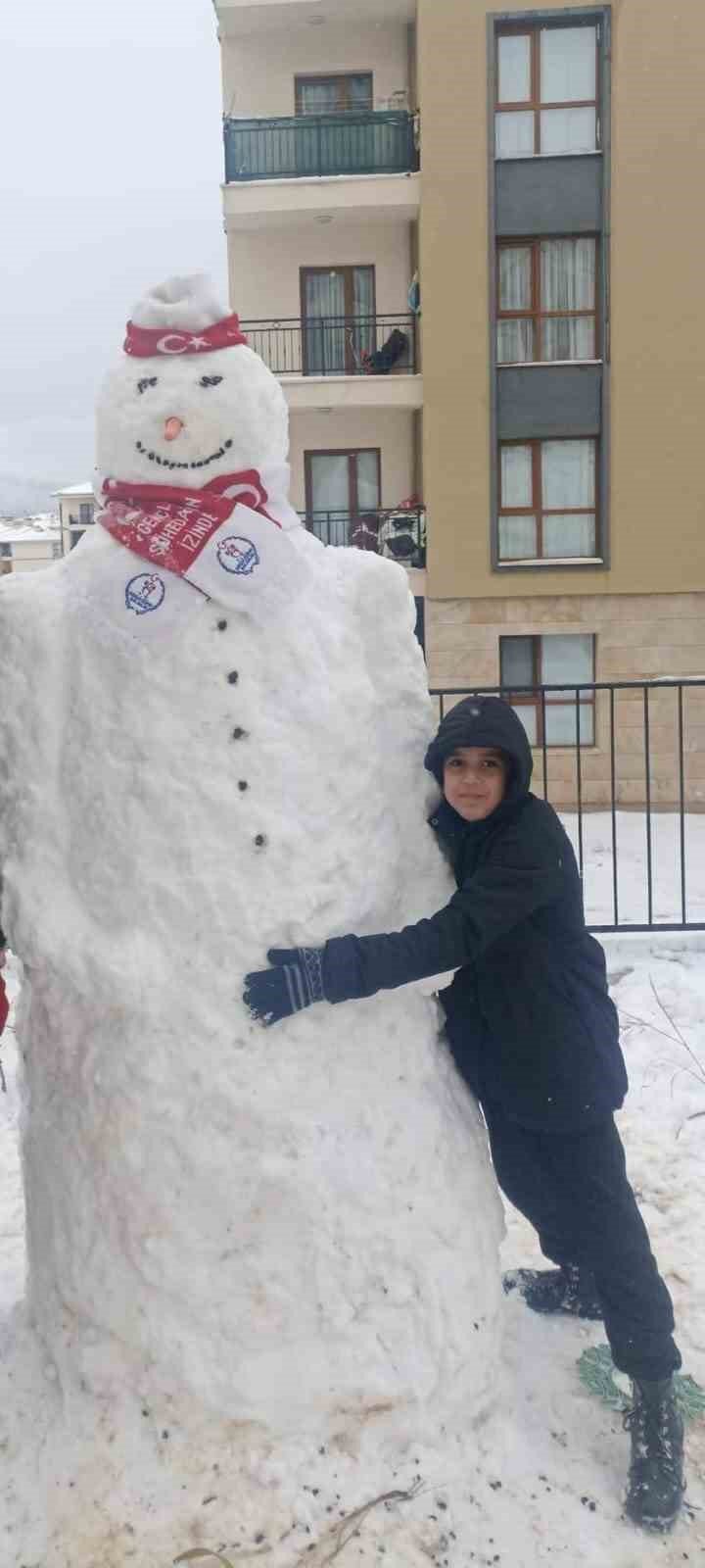 Elazığ’da kardan adamlar yerlerini aldı