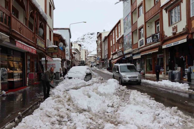 Kar yağarken bir yandan da temizleme çalışmaları devam ediyor