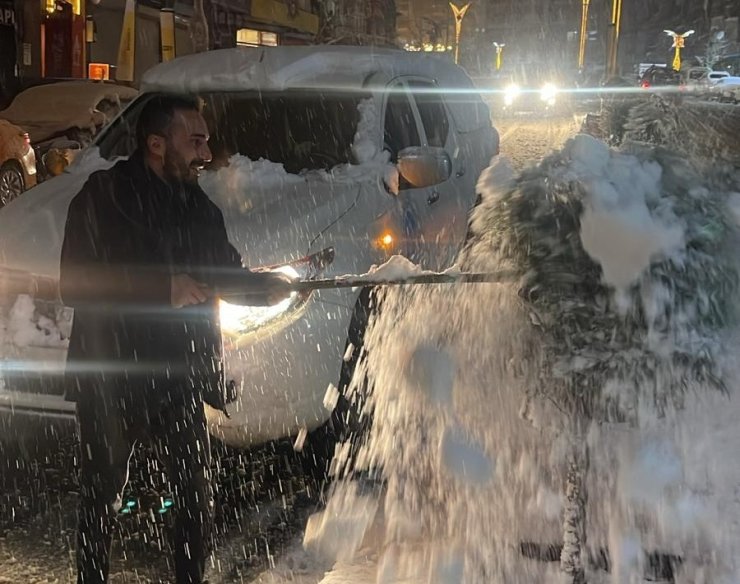 Hakkari Belediyesinin kar timleri görev başında