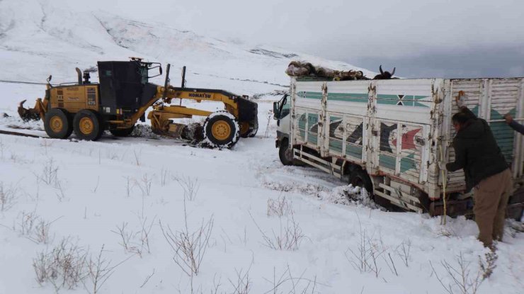 Iğdır’da kar yağışı sonrası mahsur kalan köylüler hayvanlarıyla kurtarıldı