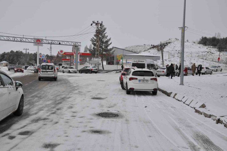 Kars’ta yollar buz pistine döndü