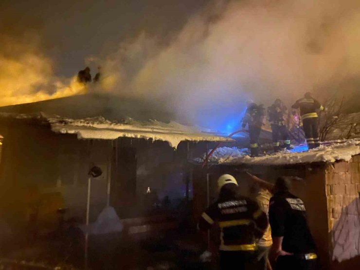 Erzincan’da ev yangını