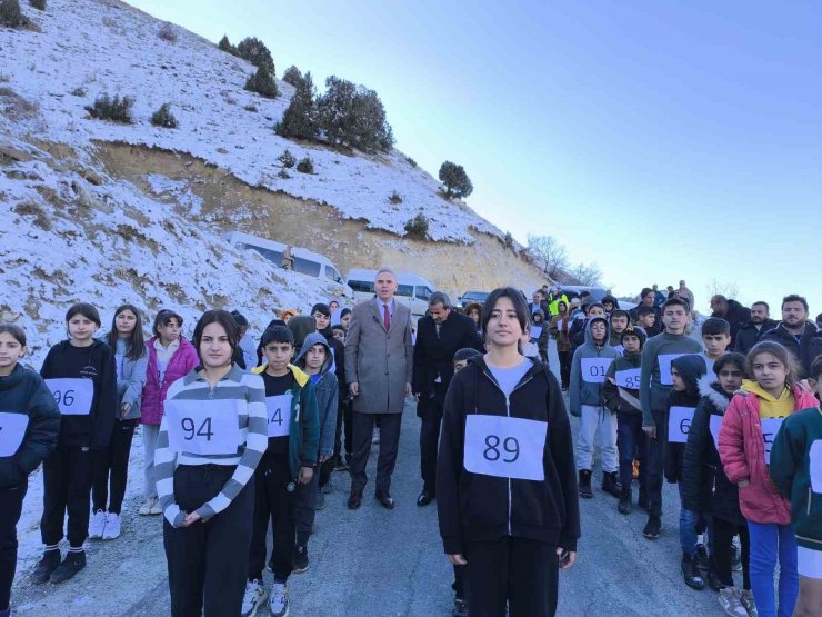 Köy yolunda atletizm antrenmanı