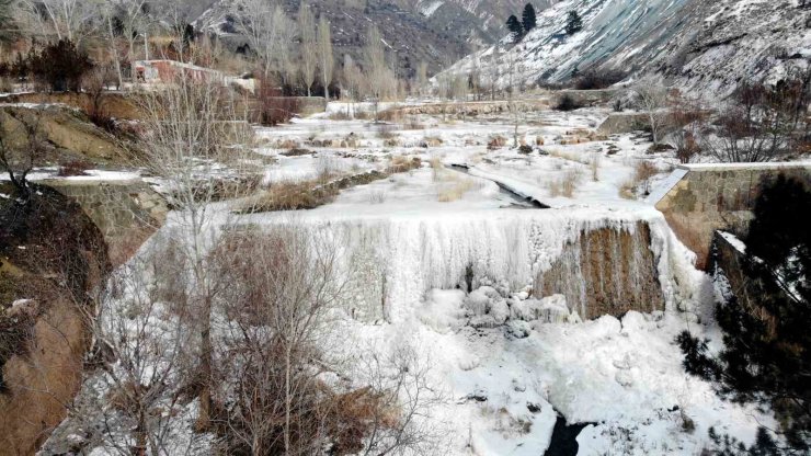 Erzincan’da dereler buz tuttu