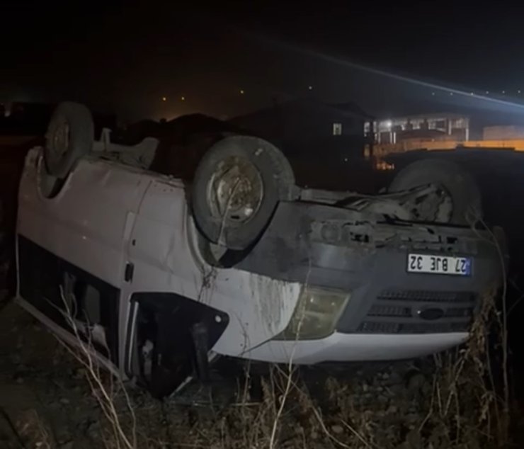 Yüksekova’da kontrolden çıkan minibüs takla attı: 7 yaralı