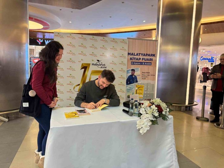 Yazar Aktaş, MalatyaPark Kitap Fuarı’nda Okurlarıyla Buluştu