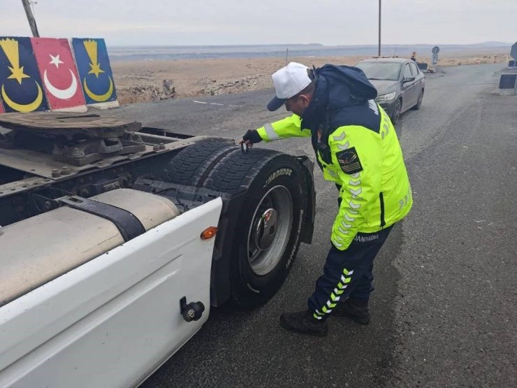 Kars’ta jandarmadan kış lastiği denetimi