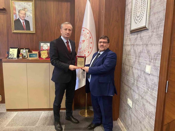 Ağrı’da 45 yıl görev yapan eğitimci emekliye ayrıldı