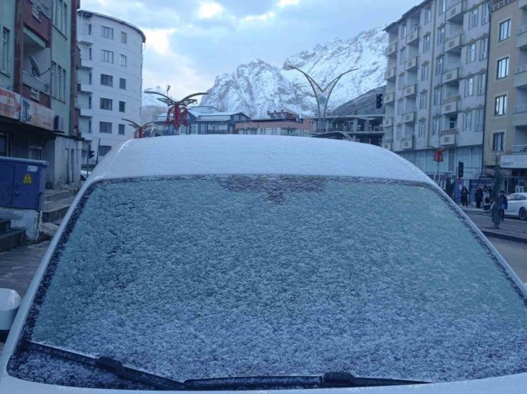 Hakkari’de araçların camlarını buz tuttu