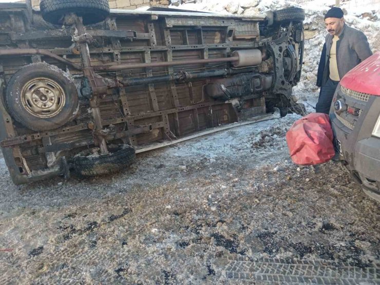 Hakkari’de öğretmen servisi devrildi: 12 yaralı