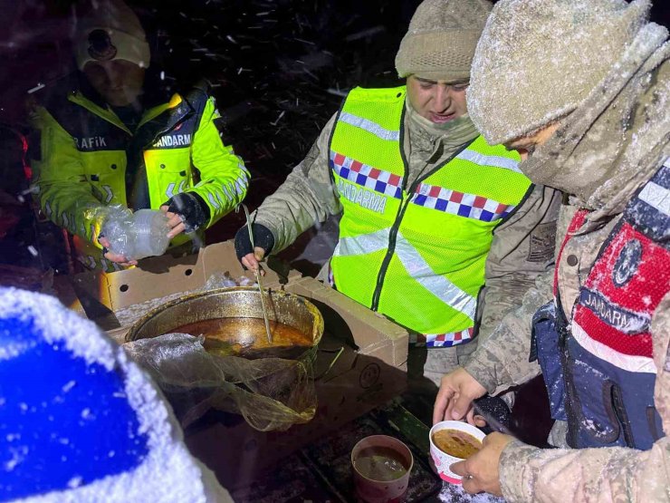 Yolda kalan tır şoförlerine sıcak çorba ikramı