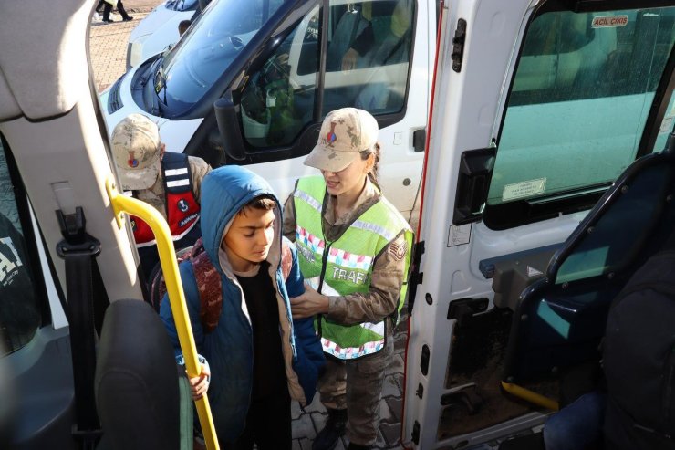 Bingöl’de jandarma, okul çevrelerini ve servislerini denetledi