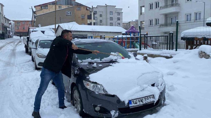 Karlıova’da kar esareti: Belediye ekipleri kar birikintilerini kamyonlarla taşıyor