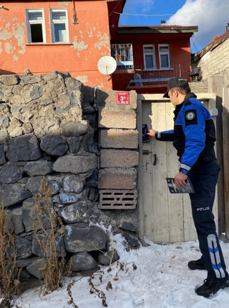 Kars’ta polis karbonmonoksit zehirlenmelerine karşı broşür dağıtarak uyardı