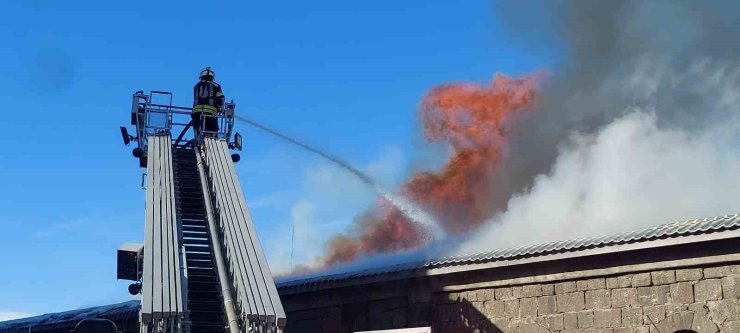 İtfaiye ekipleri tarihi binadaki yangını söndürmek için seferber oldu