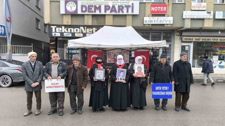 Annelerin evlat nöbeti devam ediyor