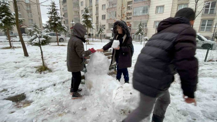 Bitlis’te kar tatilini fırsat bilen çocuklar sokaklara döküldü