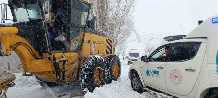 Yüksekova’da ekipler seferber oldu: Yolları kapanan köylerdeki 8 hastayı kurtardı